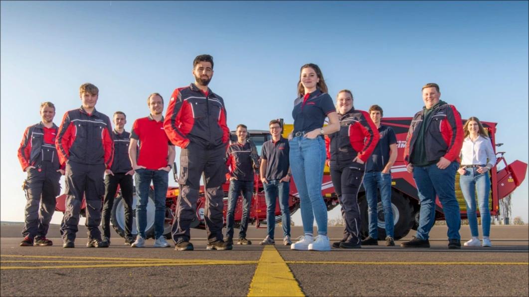 Gruppenfoto mit einigen Azubis auf der Teststrecke in Rieste. 